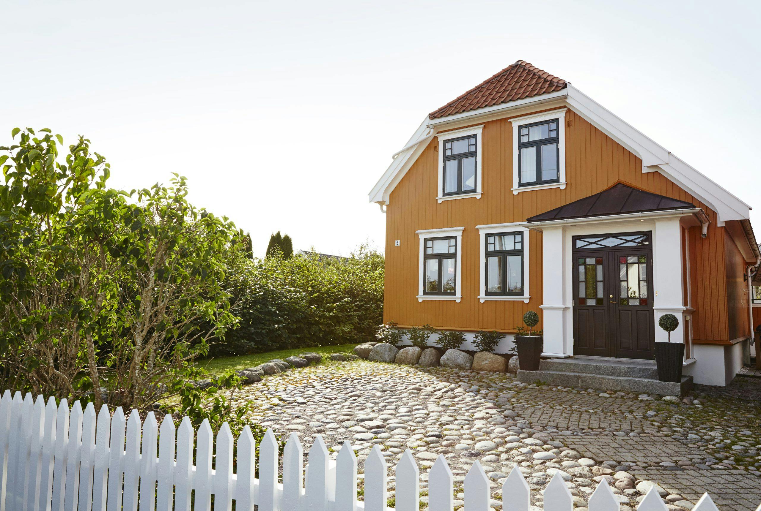 jotun 0152 staverngul 1453 bomull 0745 gronn umbra dor 0734 brunsvart mur 1402 canvas gult hus med hvite karmer og grønne vinduer
